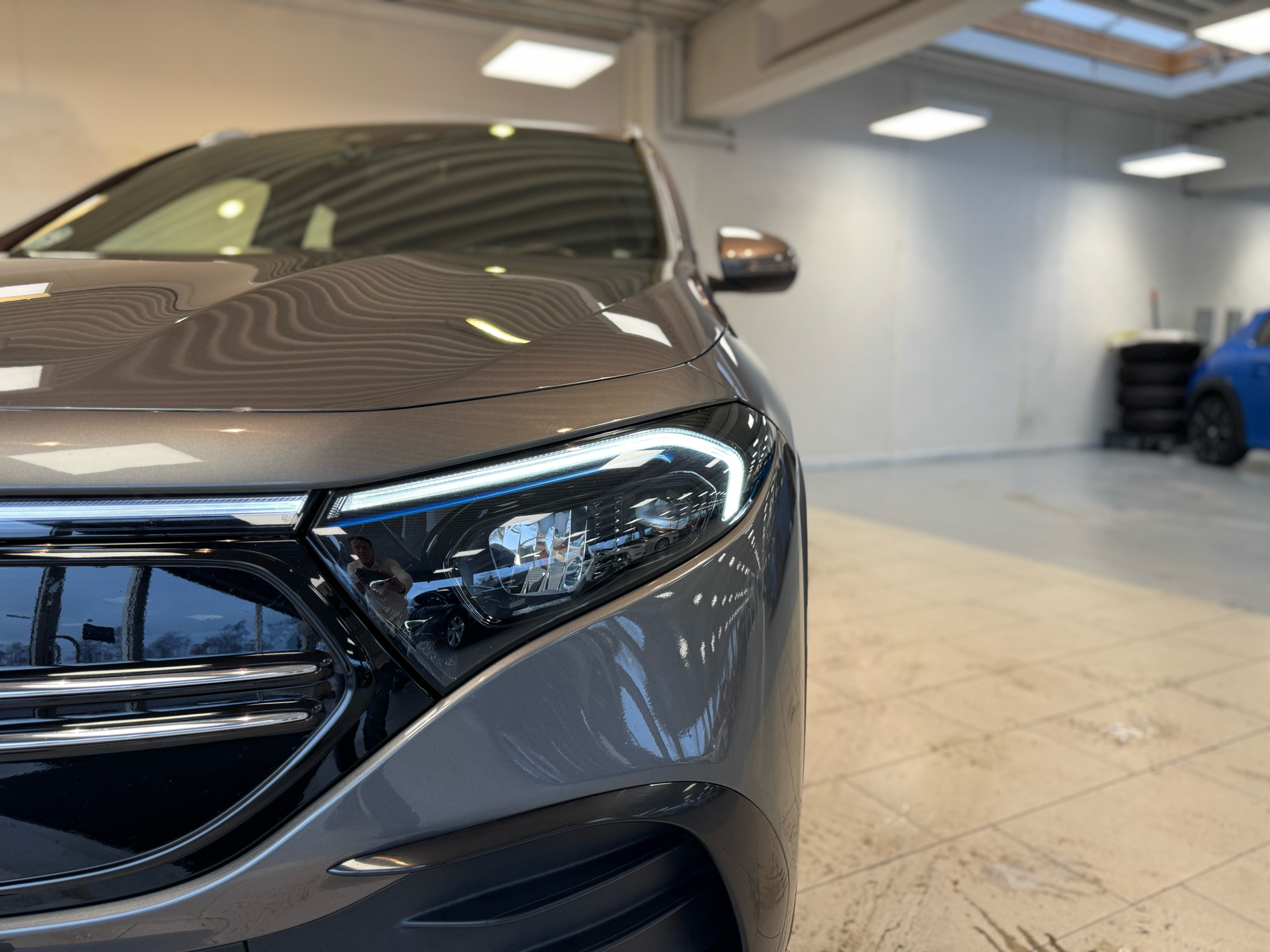Grå Mercedes EQA 250 fra 2023