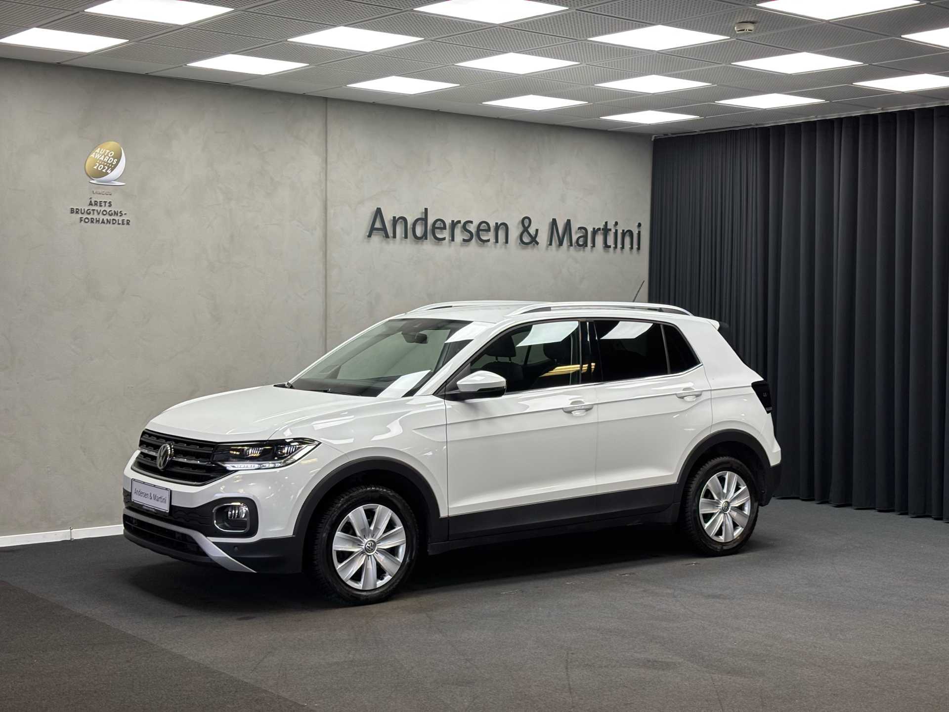 Hvid VW T-Cross fra 2019 set udefra