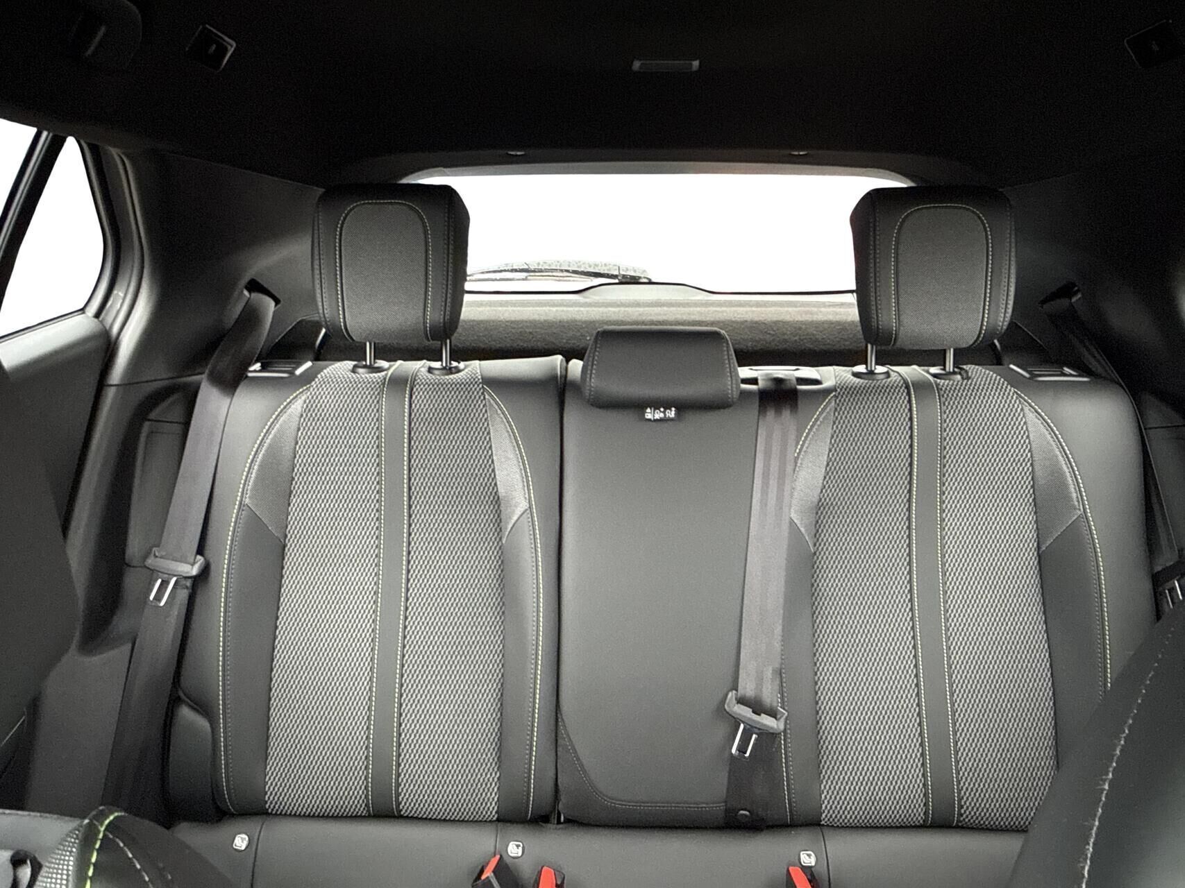 Grå Peugeot e-2008 fra 2025