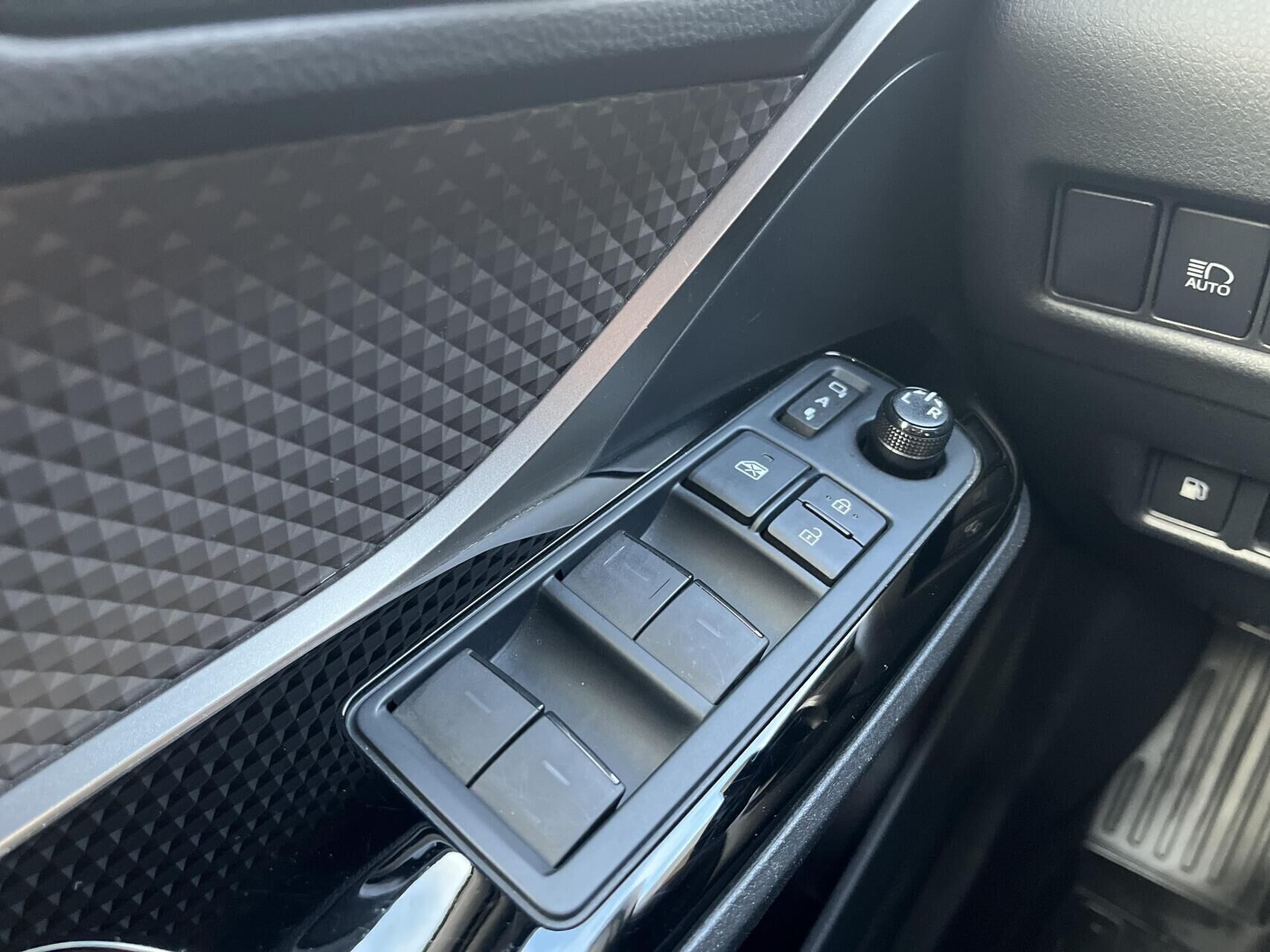 Hvid Toyota C-HR fra 2021