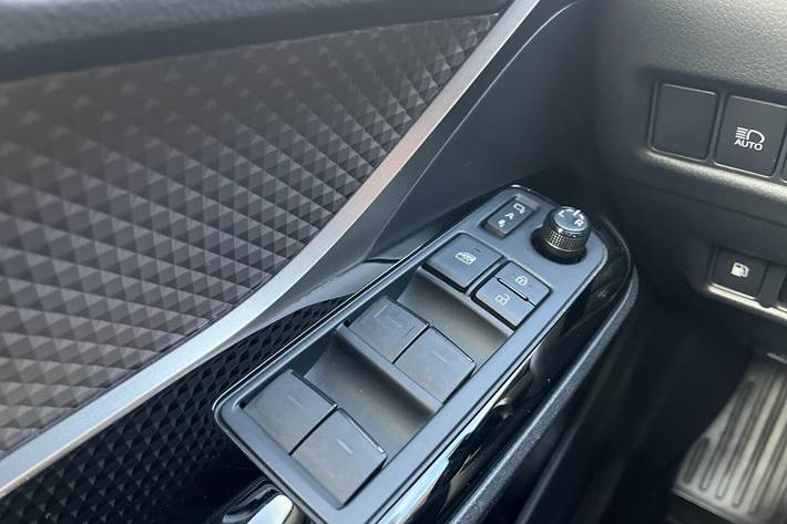 Hvid Toyota C-HR fra 2021