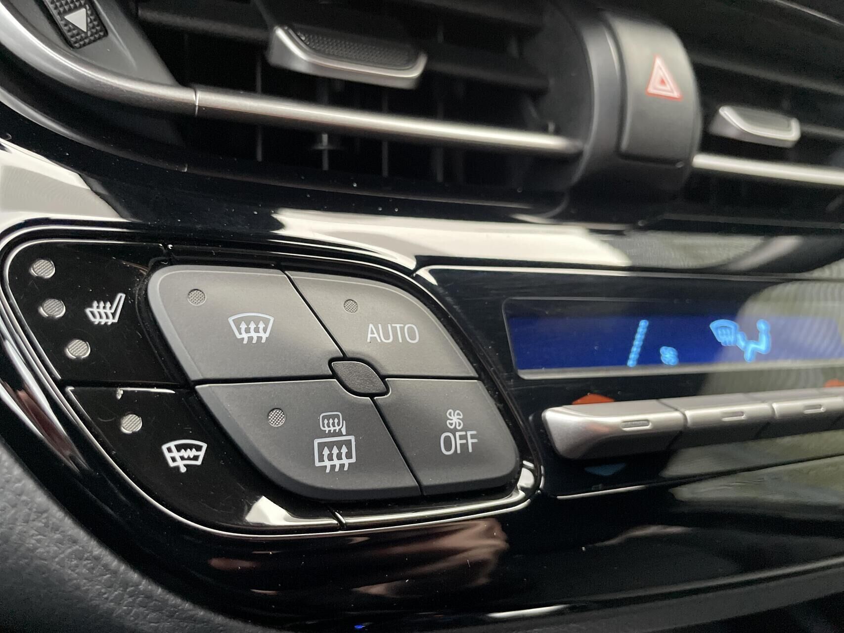 Grå Toyota C-HR fra 2020