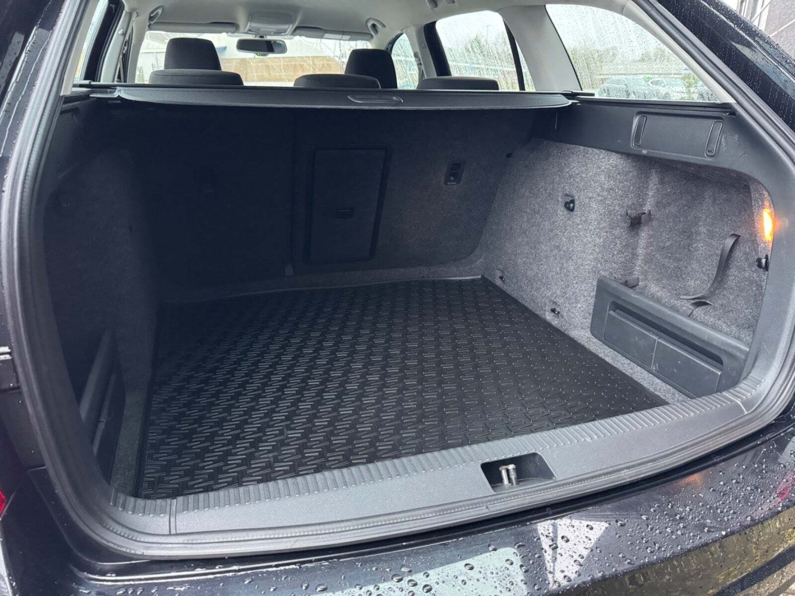 Sort Skoda Octavia fra 2014