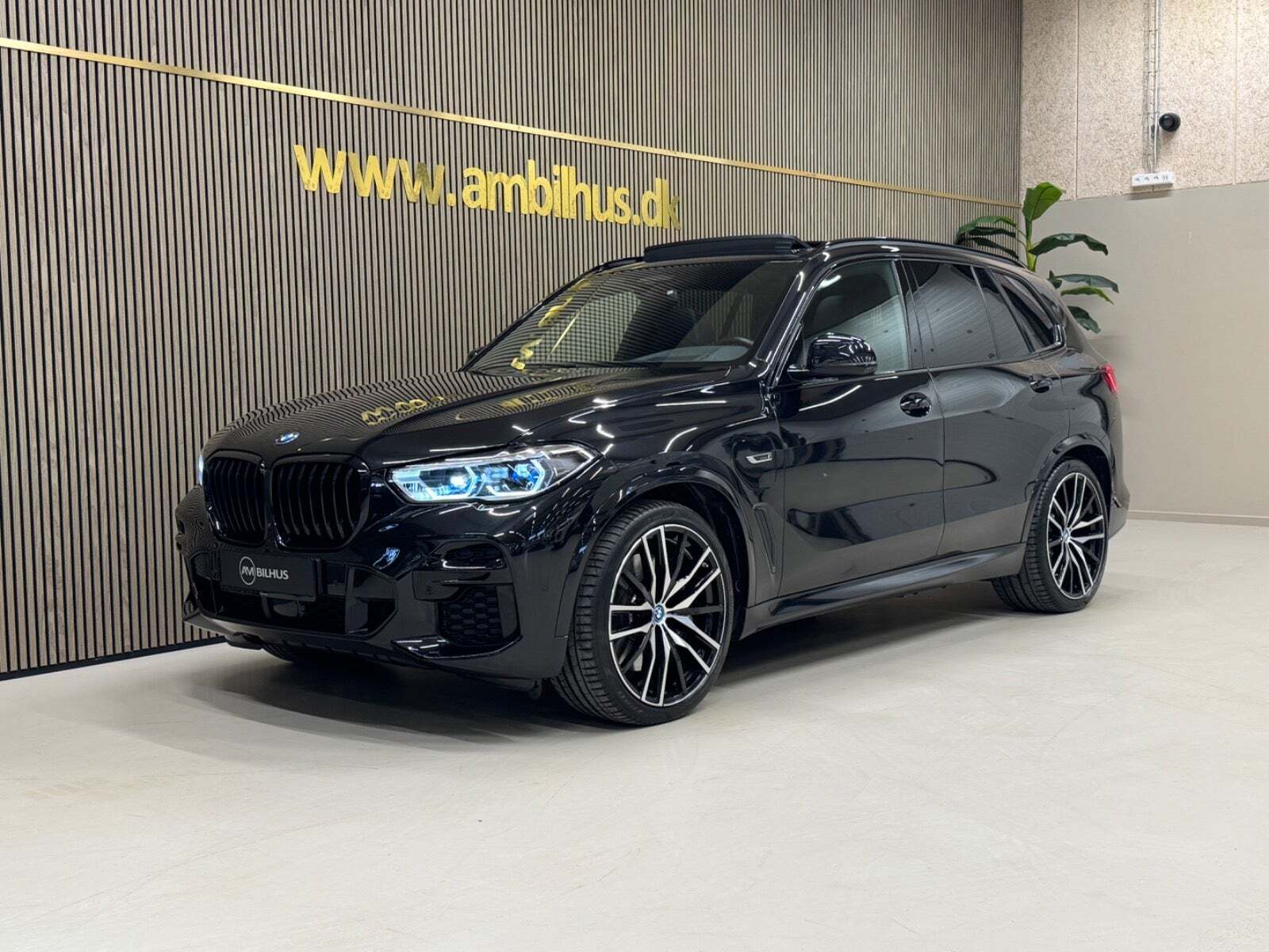 Sort BMW X5 fra 2022 set udefra