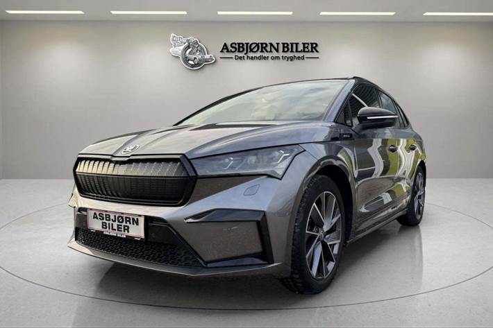Grå Skoda Enyaq fra 2023 set udefra