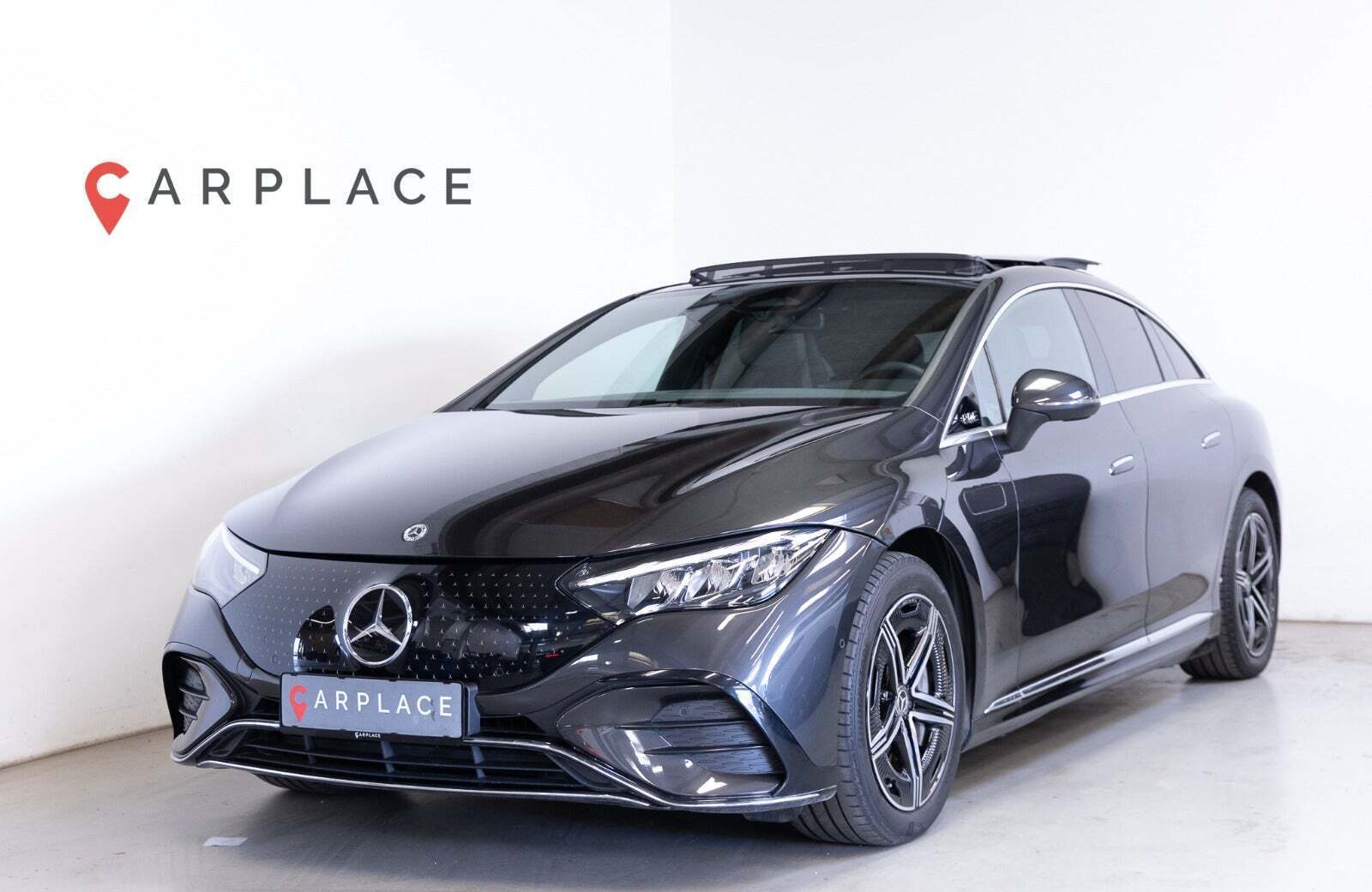 Grå Mercedes EQE300 fra 2024 set udefra