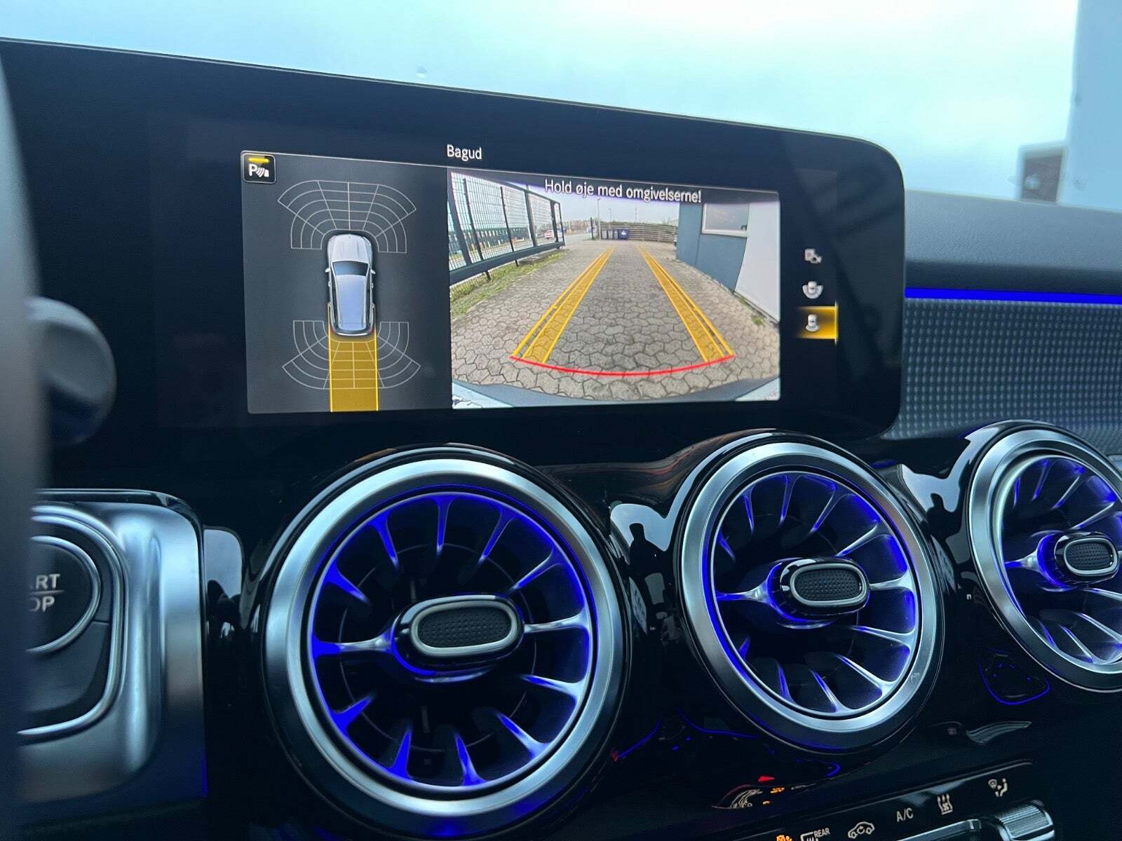 Sølv Mercedes EQB250 fra 2023