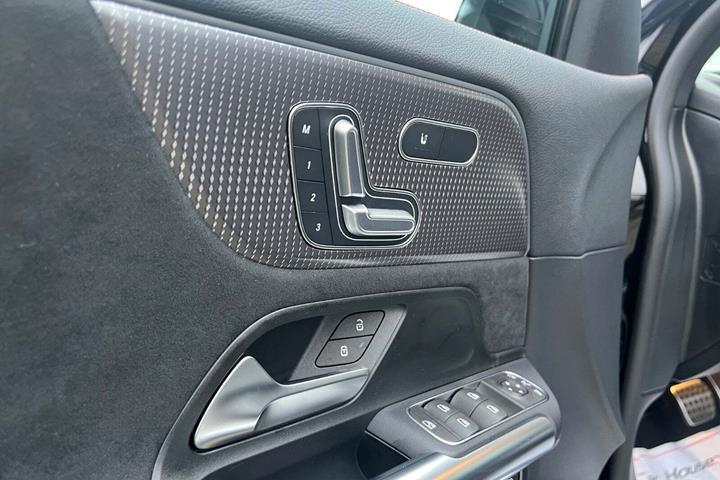 Sort Mercedes EQA250+ fra 2023