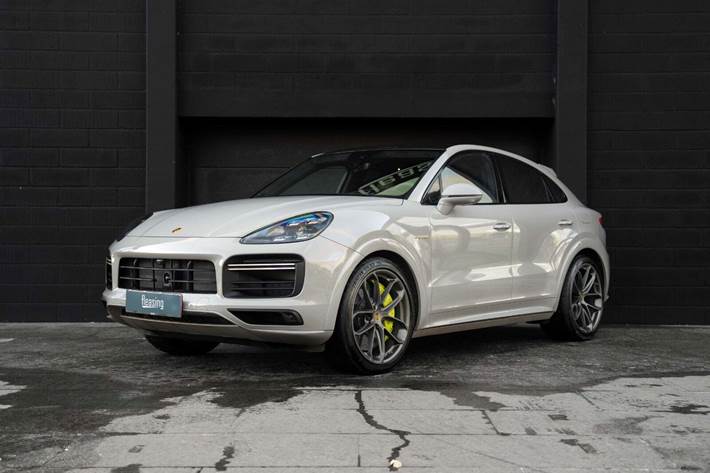 Grå Porsche Cayenne Turbo S fra 2019 set udefra