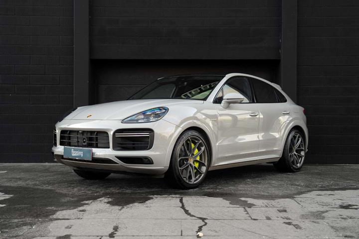 Grå Porsche Cayenne Turbo S fra 2019 set udefra