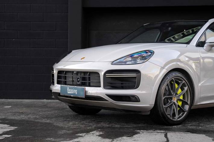 Grå Porsche Cayenne Turbo S fra 2019