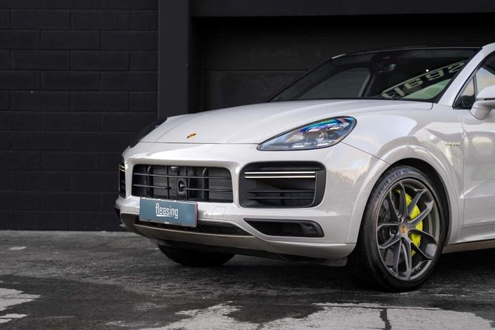 Grå Porsche Cayenne Turbo S fra 2019