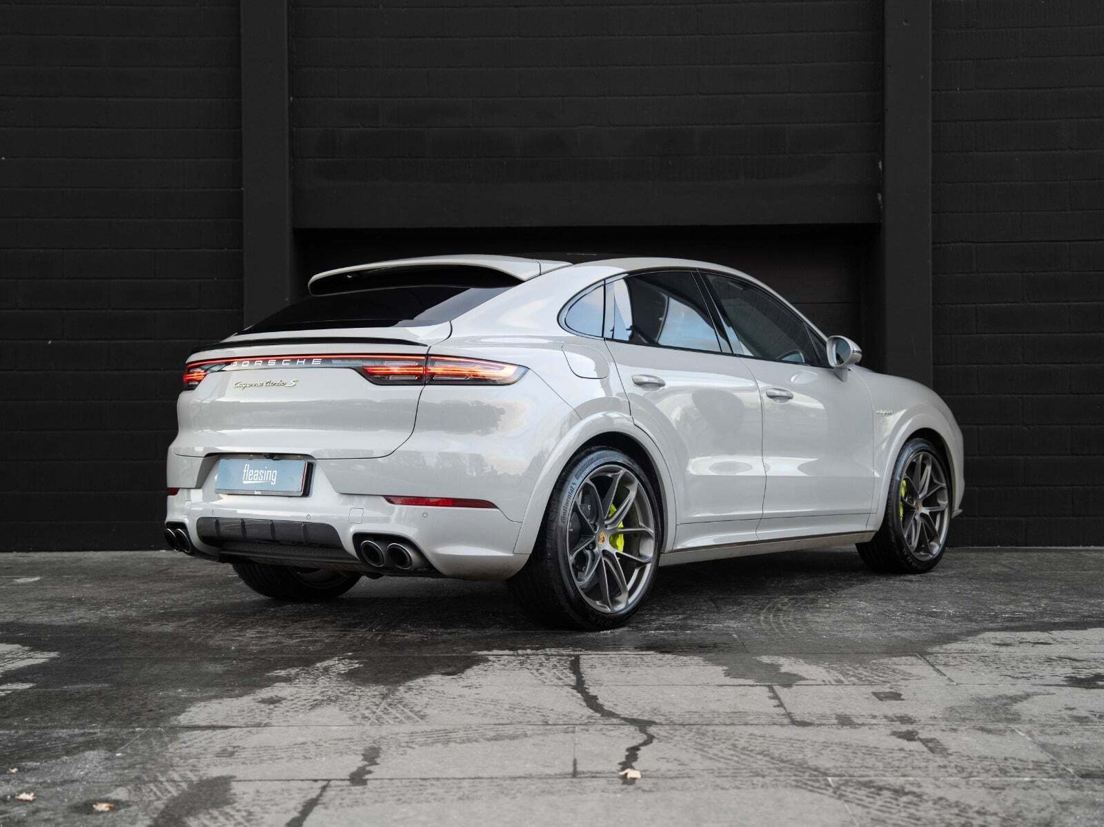 Grå Porsche Cayenne Turbo S fra 2019