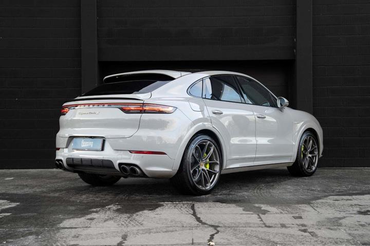 Grå Porsche Cayenne Turbo S fra 2019