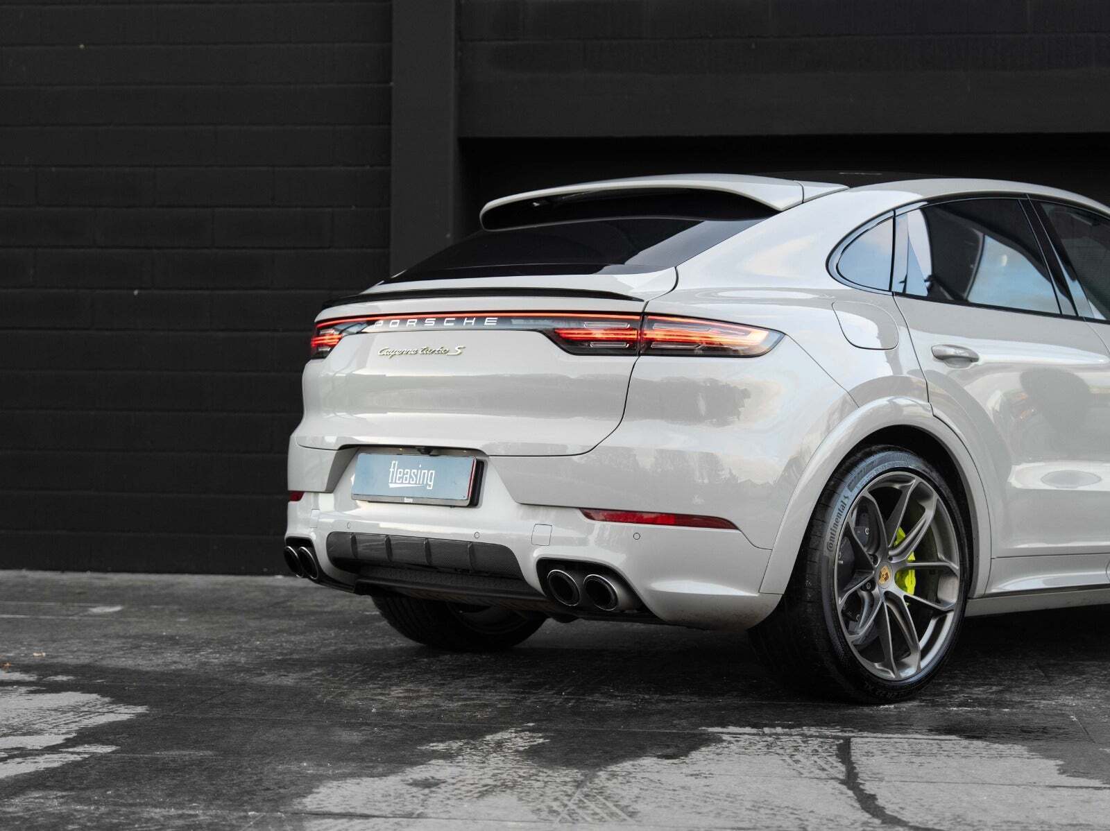 Grå Porsche Cayenne Turbo S fra 2019