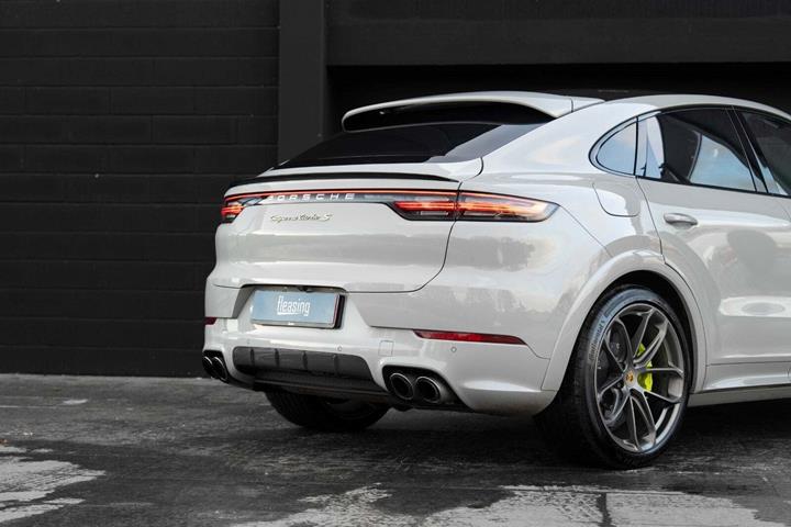 Grå Porsche Cayenne Turbo S fra 2019