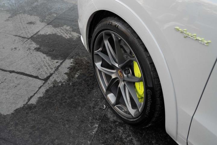 Grå Porsche Cayenne Turbo S fra 2019