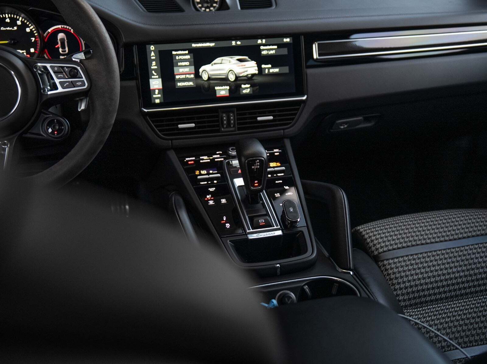 Grå Porsche Cayenne Turbo S fra 2019