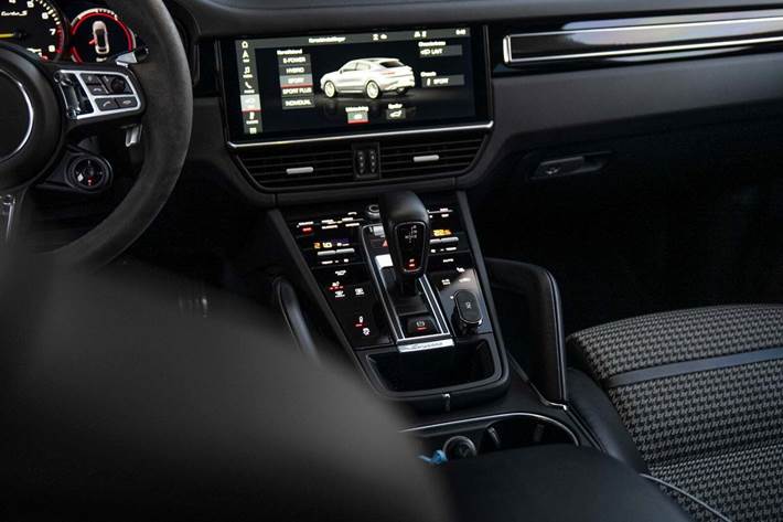 Grå Porsche Cayenne Turbo S fra 2019