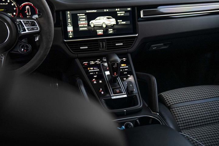Grå Porsche Cayenne Turbo S fra 2019
