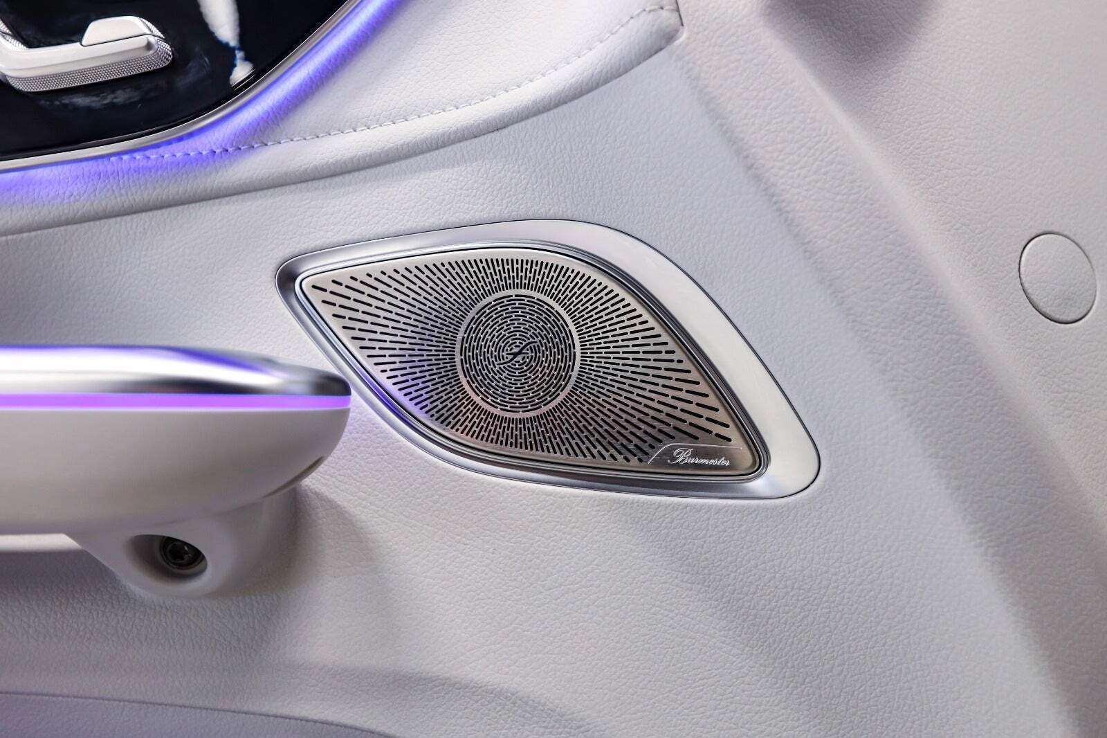 Sort Mercedes EQE350 SUV fra 2024