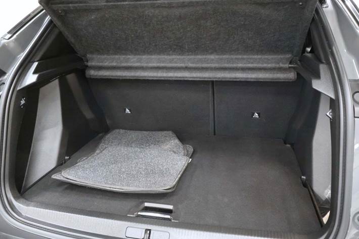 Grå Peugeot e-2008 fra 2024