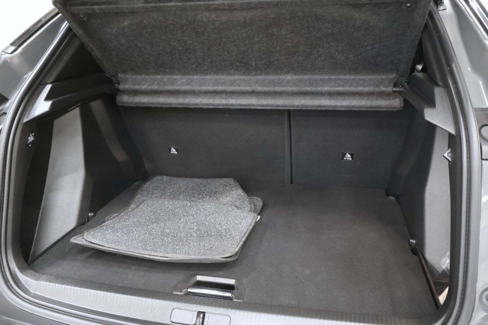 Grå Peugeot e-2008 fra 2024