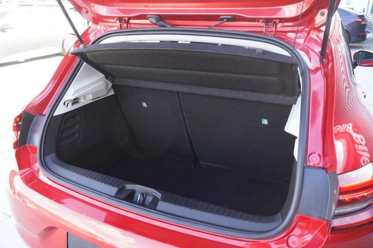 Rød Renault Clio V fra 2022