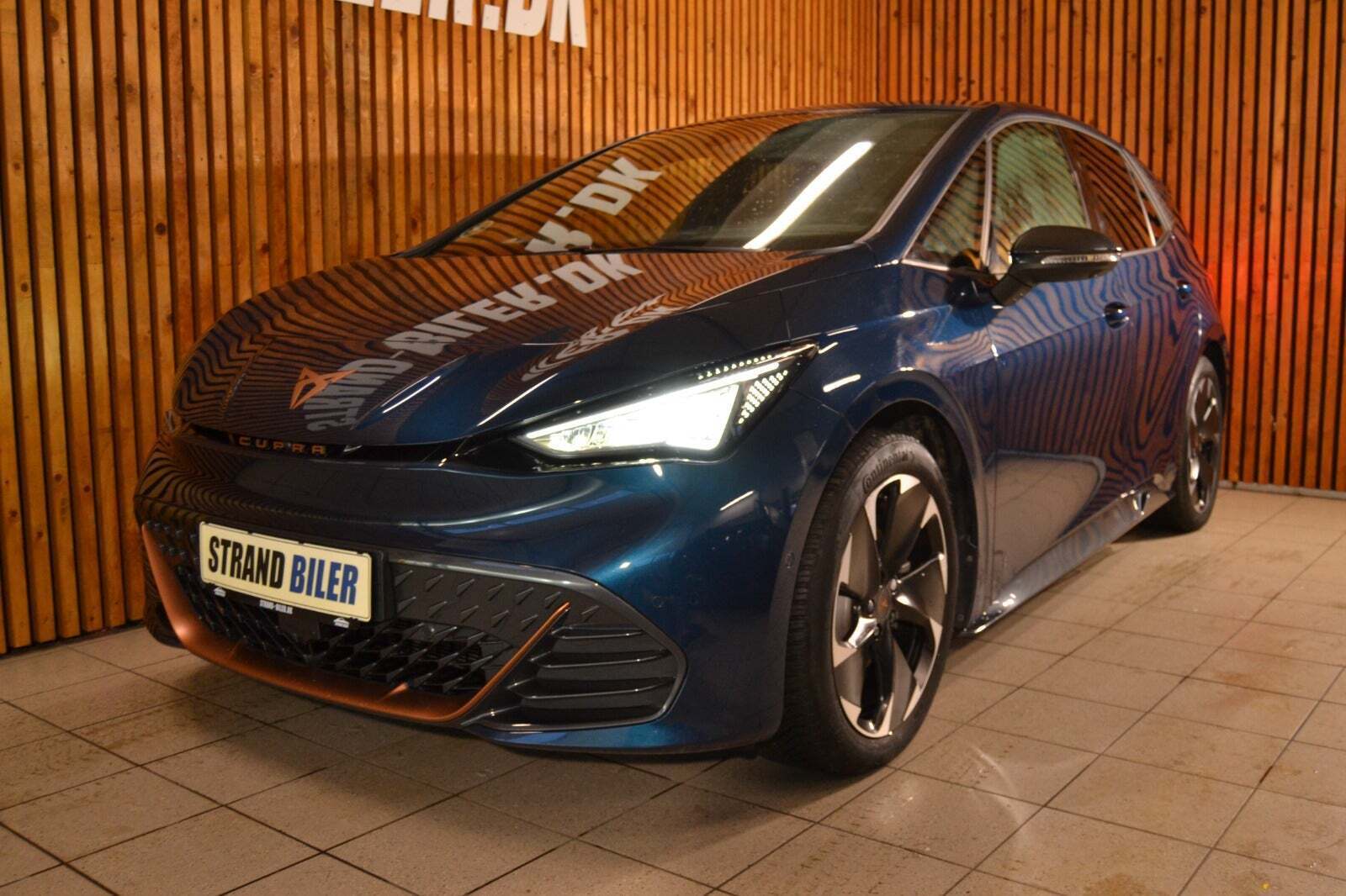 Blå Cupra Born fra 2023 set udefra