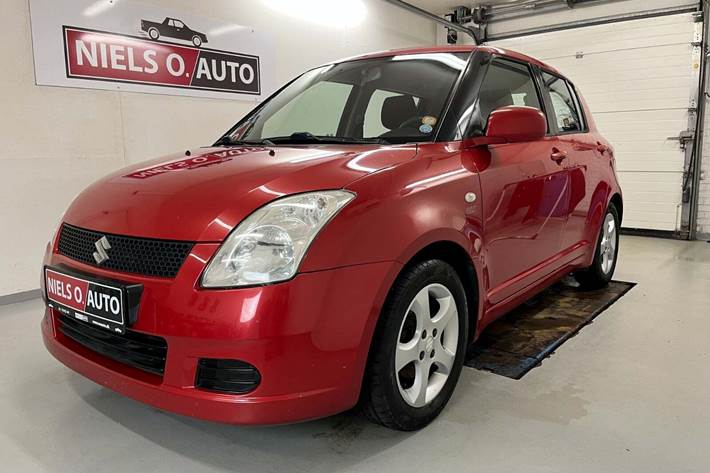 Rød Suzuki Swift fra 2007 set udefra