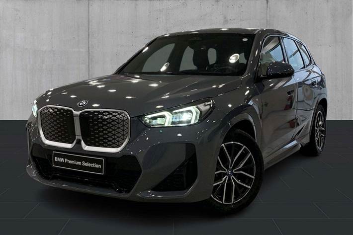 Sort BMW iX1 fra 2024 set udefra