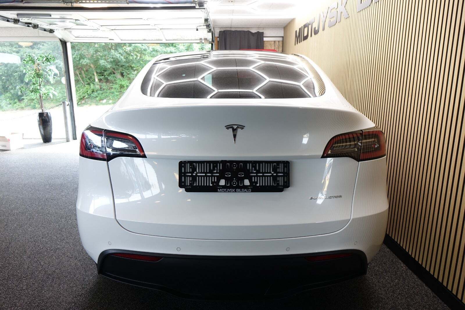 Hvid Tesla Model Y fra 2022