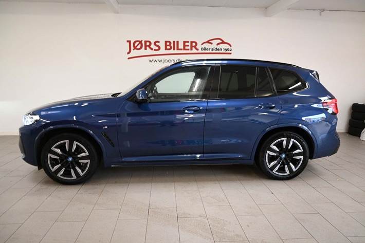 Blå BMW iX3 fra 2023