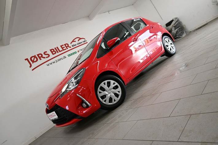 Rød Toyota Yaris fra 2019 set udefra