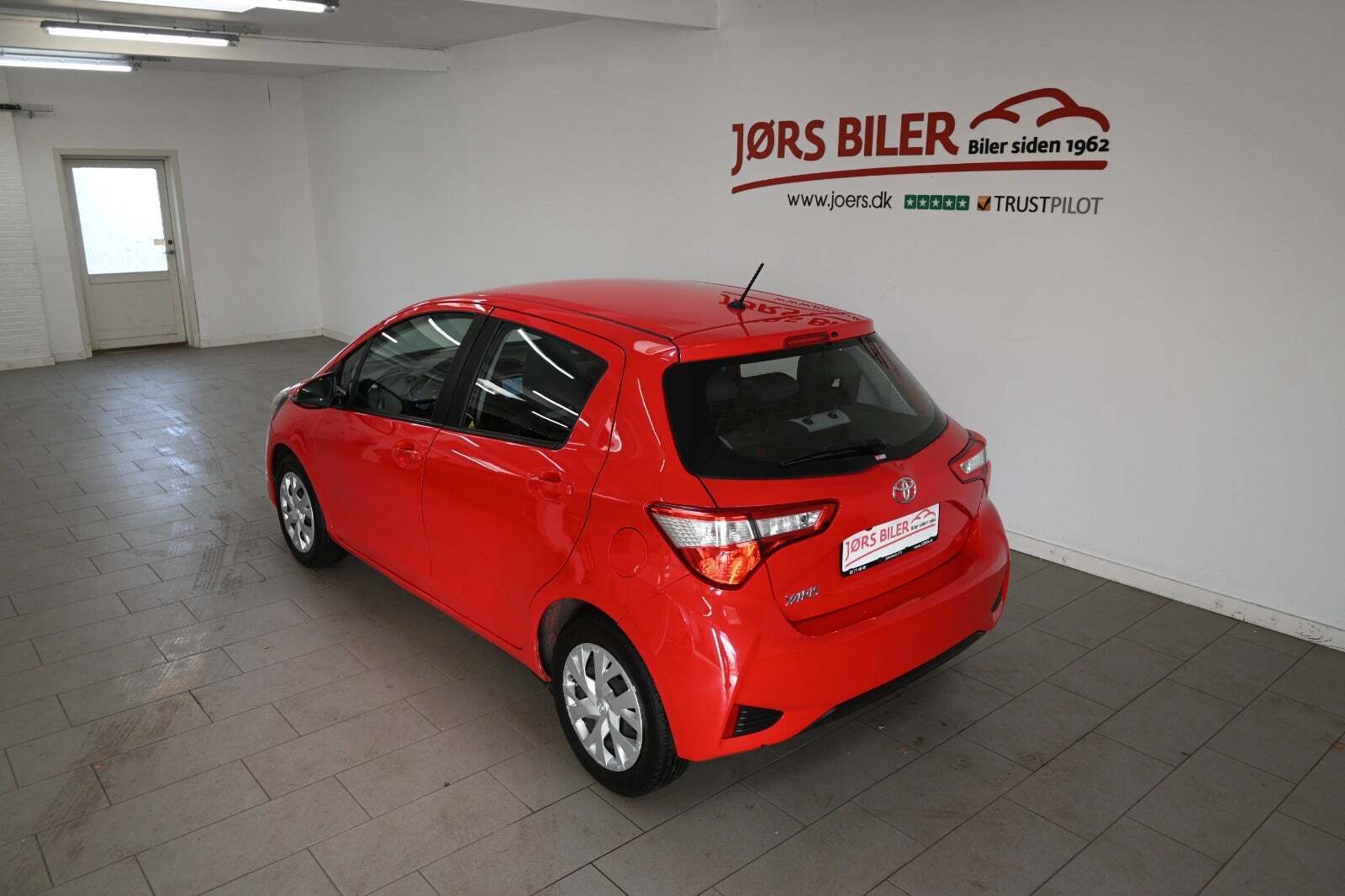 Rød Toyota Yaris fra 2019