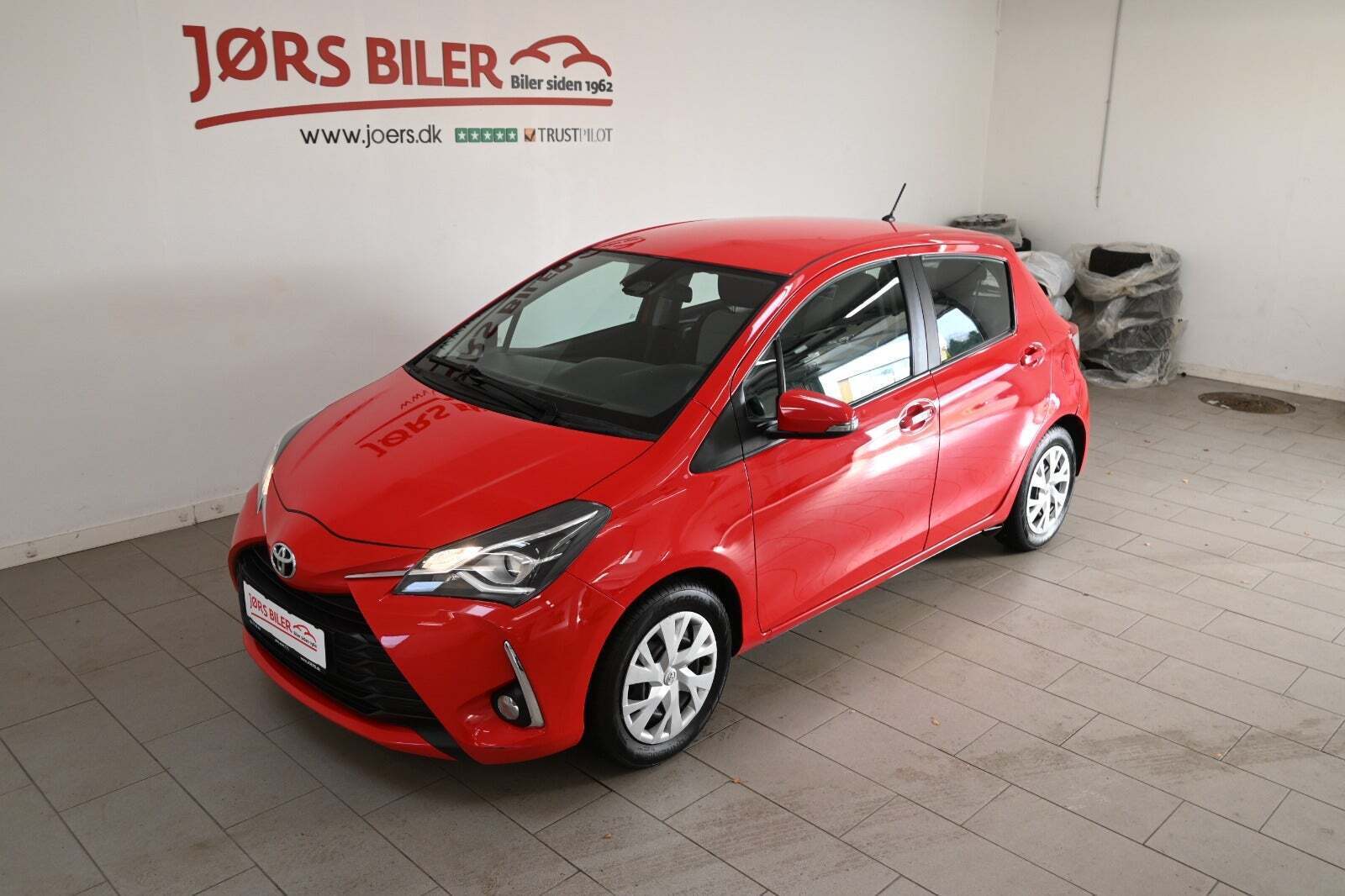 Rød Toyota Yaris fra 2019