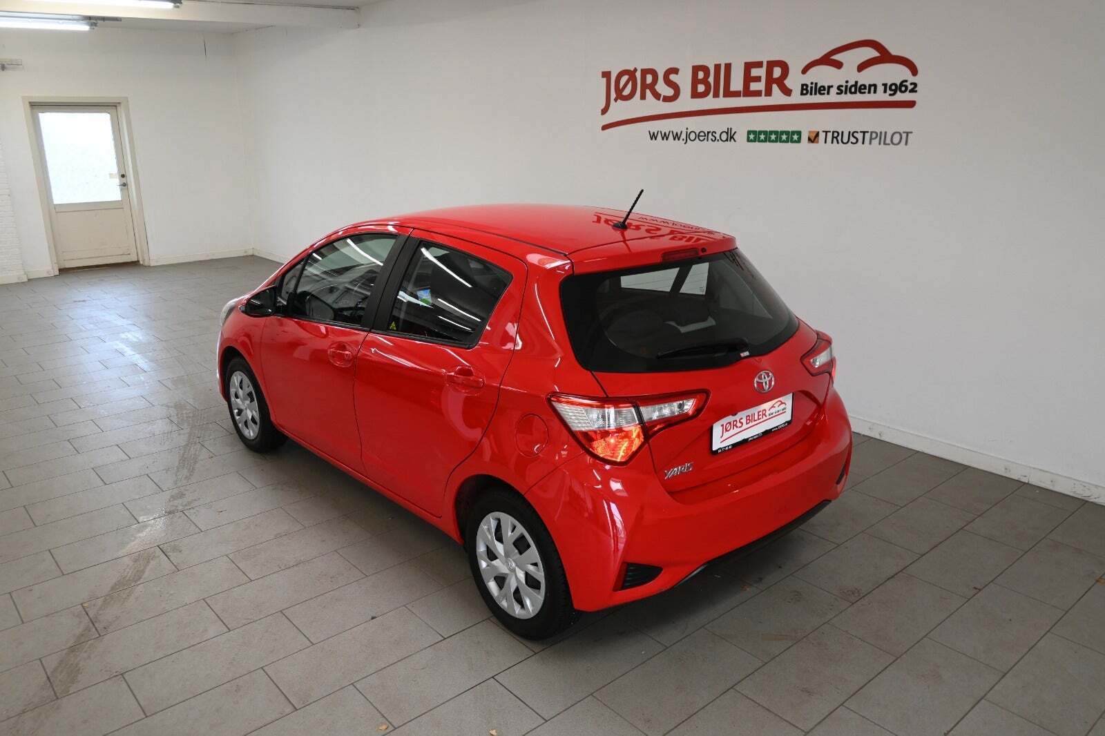 Rød Toyota Yaris fra 2019