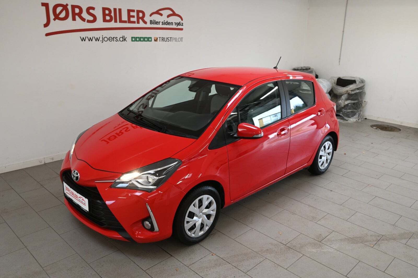 Rød Toyota Yaris fra 2019