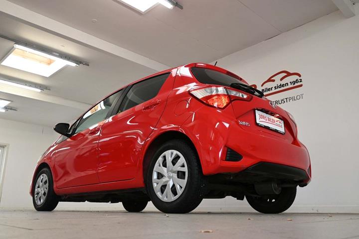 Rød Toyota Yaris fra 2019