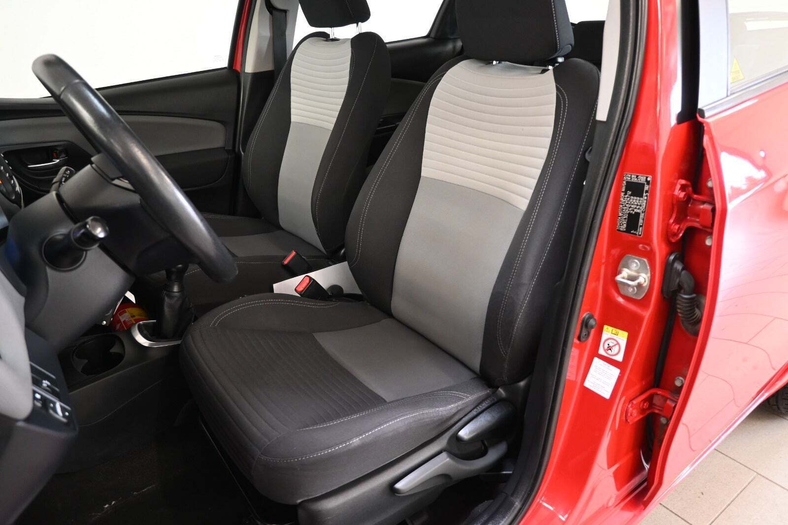 Rød Toyota Yaris fra 2019