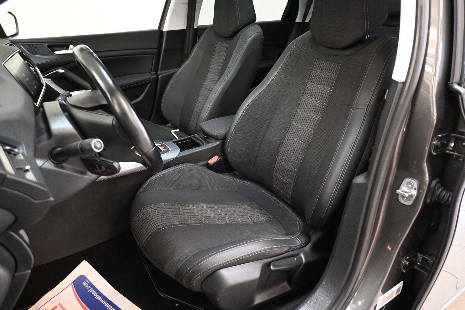 Grå Peugeot 308 fra 2018