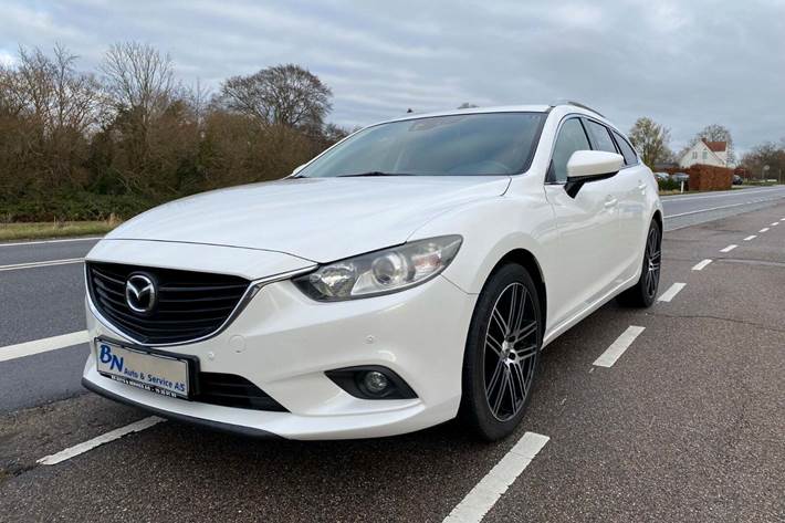 Hvid Mazda 6 fra 2014 set udefra
