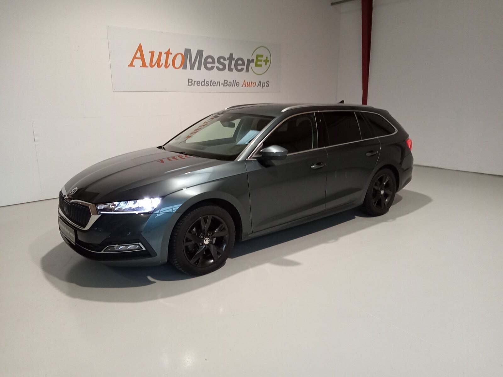 Grå Skoda Octavia fra 2021 set udefra