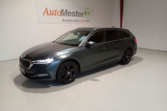 Grå Skoda Octavia fra 2021 set udefra