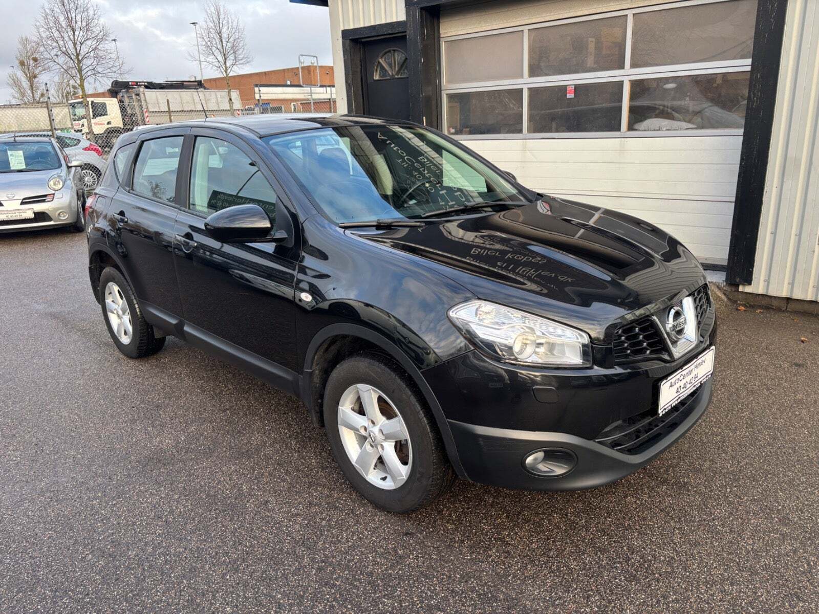 Sort Nissan Qashqai fra 2012 set udefra