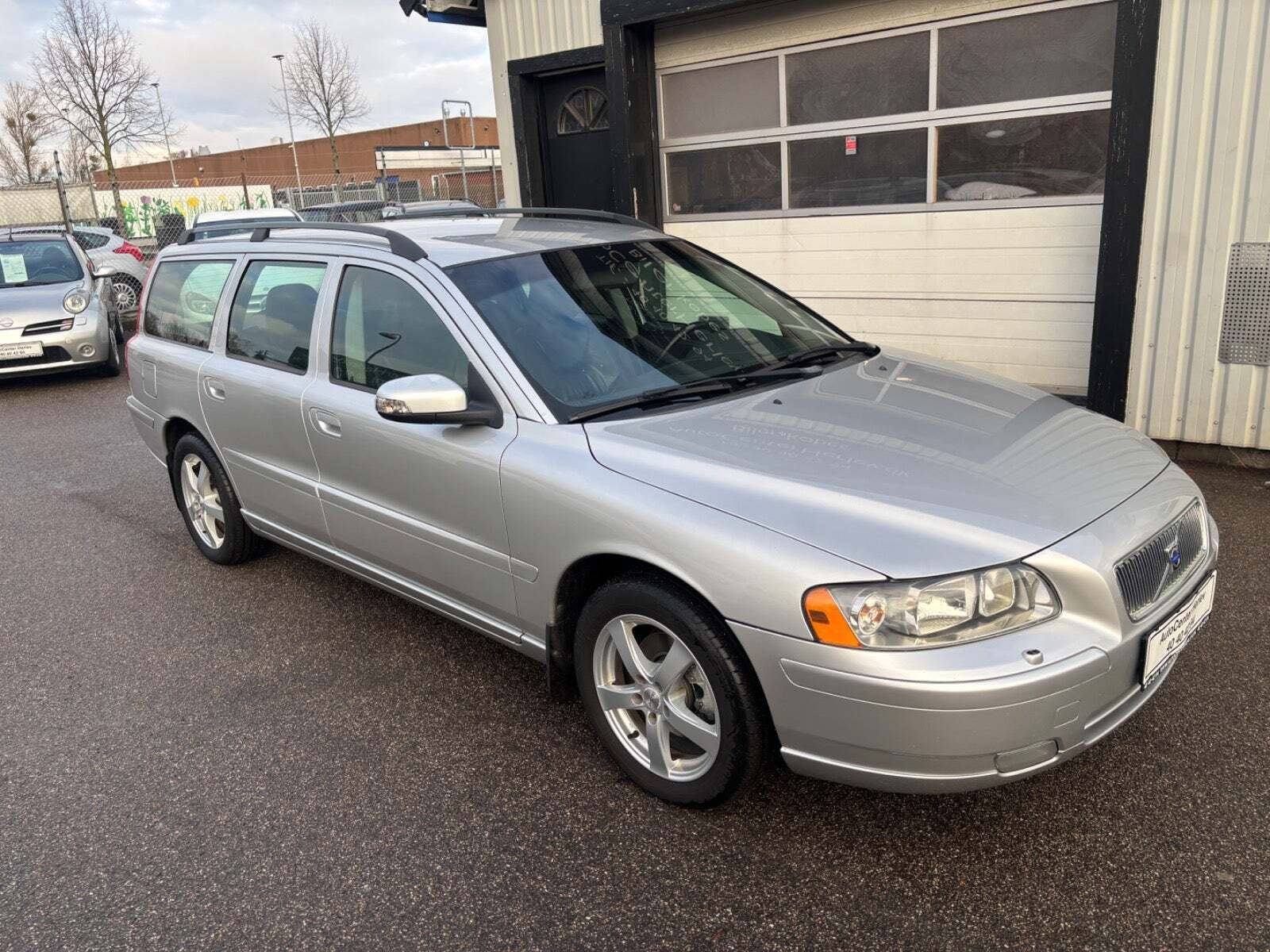 Sølv Volvo V70 fra 2007 set udefra