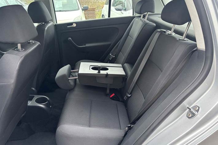 Sølv VW Golf Plus fra 2009 set indefra