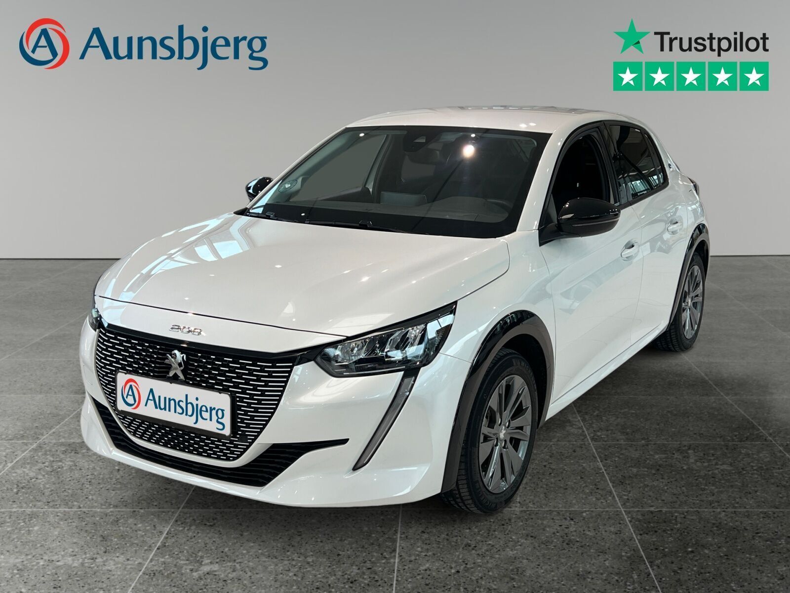 Hvid Peugeot e-208 fra 2022 set udefra