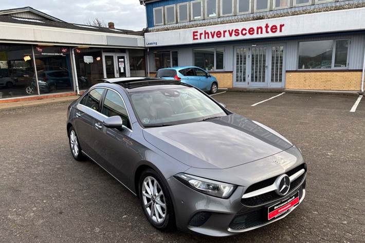 Grå Mercedes A200 fra 2020 set udefra