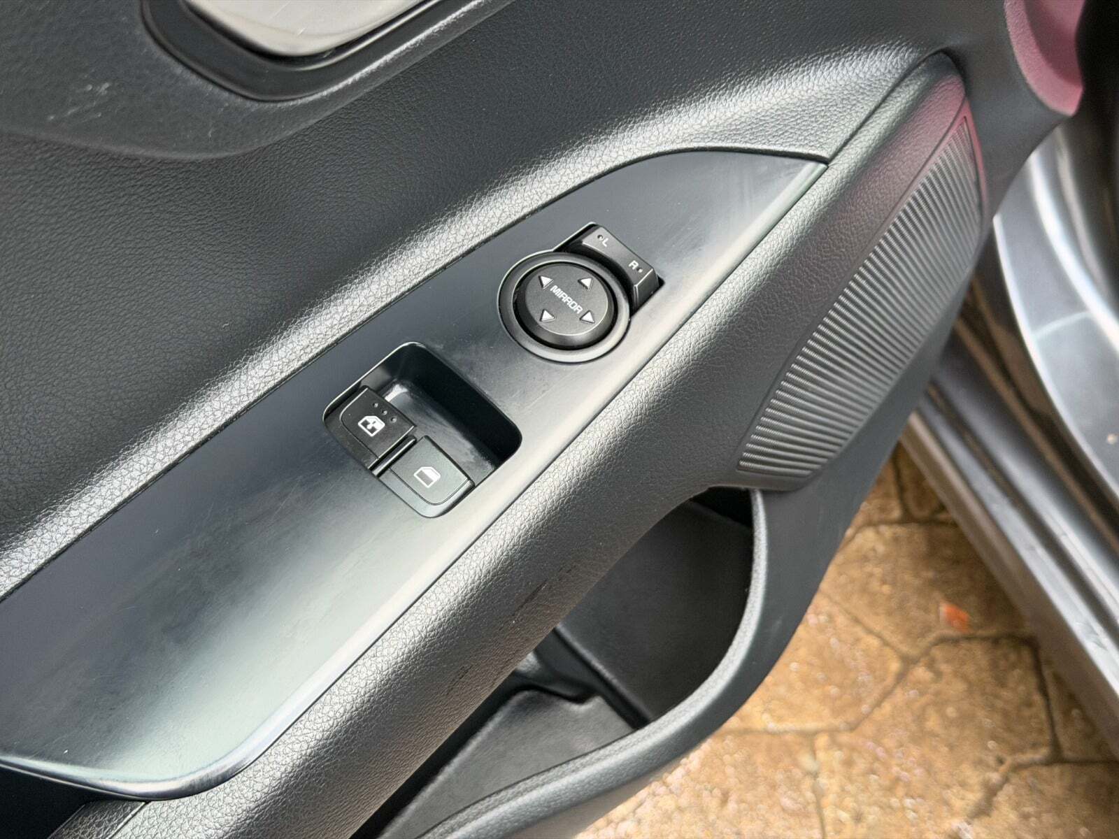 Grå Kia Rio fra 2017